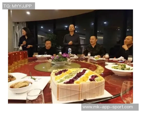 美媒分享库里一家六口温馨聚餐照片时光荏苒令人感慨不已